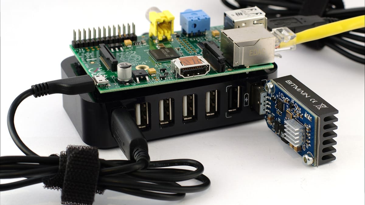 라즈베리 파이와 USB 채굴기를 연결한 모습, 소형 컴퓨터로 거래소 API 프로그램을 돌리는 환경 예시