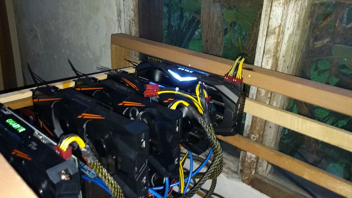 엔비디아 GPU 다섯 장을 장착한 채굴 장비, 고빈도 매매와 암호화폐 시장의 하드웨어 경쟁을 비유