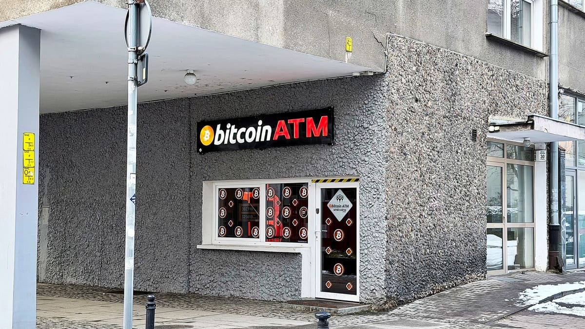 폴란드 브로츠와프의 비트코인 ATM, 국가마다 다른 암호화폐 이용 환경과 해외 거래소 주의사항을 떠올리게 하는 사진
