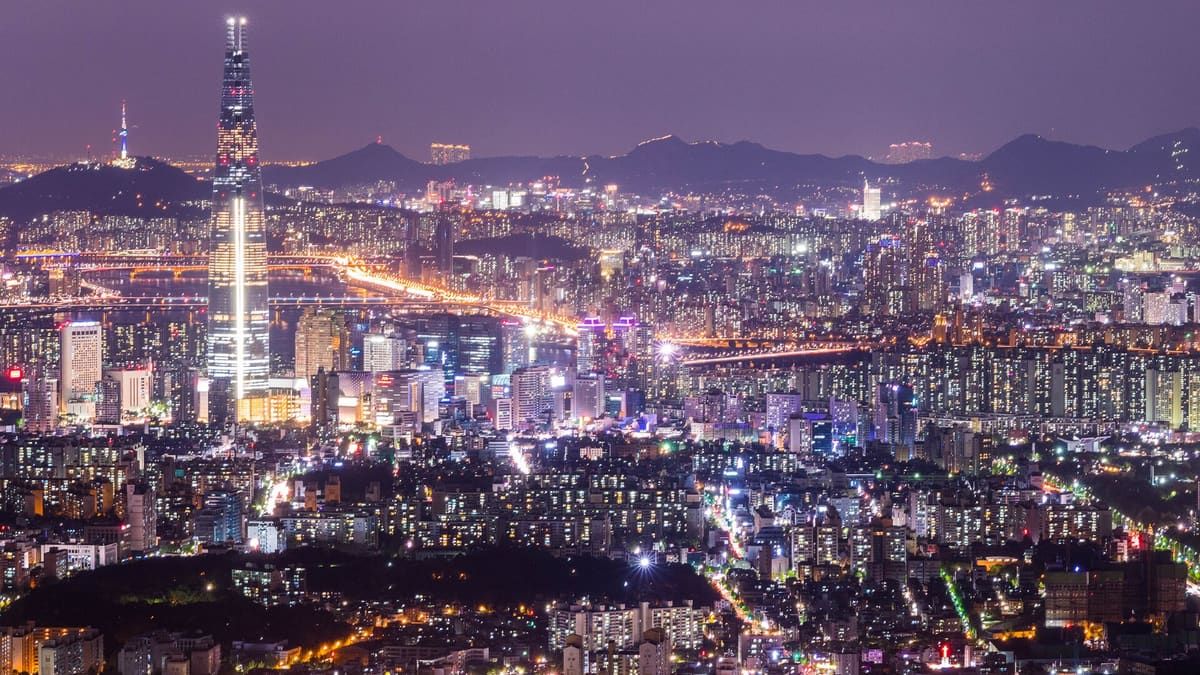 남한산성에서 내려다본 서울 야경, 국내 거래소와 원화 자금을 중심으로 차익거래 자본금을 운용하는 한국 투자자 환경을 떠올리게 하는 사진