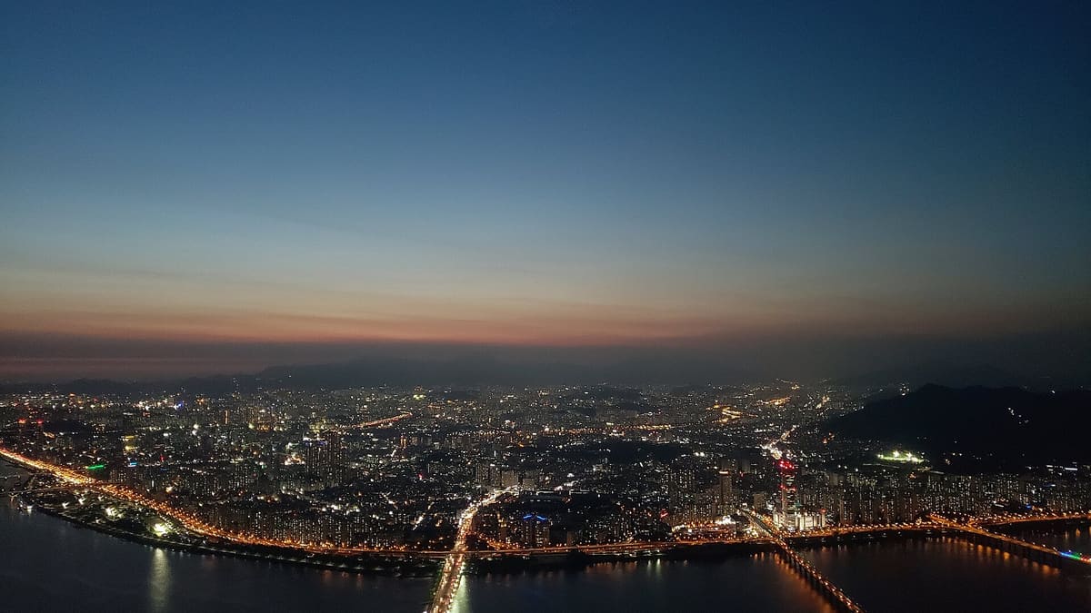 서울 한강과 도심의 야경, 원화 환율과 한국 코인 시장을 함께 떠올리게 하는 풍경