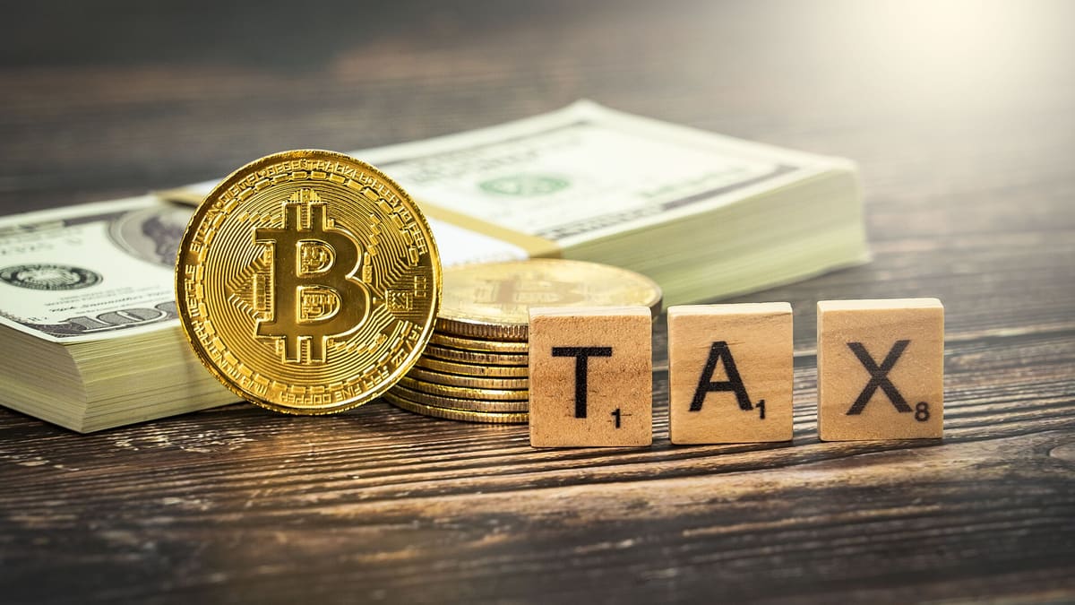 비트코인 메달과 지폐, TAX 글자 타일을 함께 놓은 사진, 포지션 보유 비용인 펀딩비를 떠올리게 하는 이미지