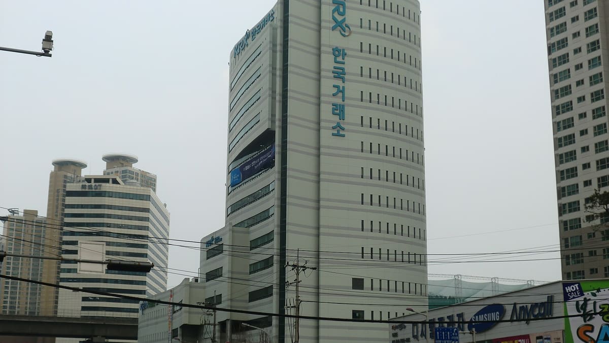 부산에 있는 한국거래소 건물, 전통 금융시장에서 오래 쓰여 온 현선물 차익거래를 떠올리게 하는 사진